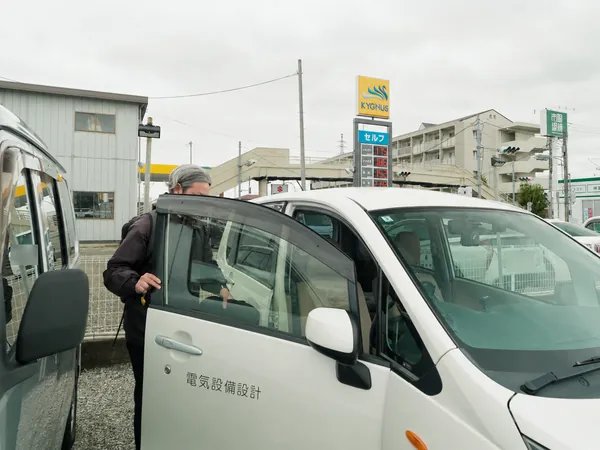 社用車に乗り込む様子